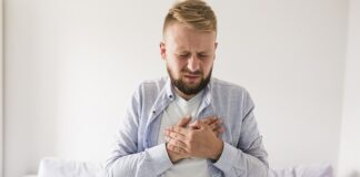 Jakie są objawy uszkodzonego regulatora napięcia w skuterze?